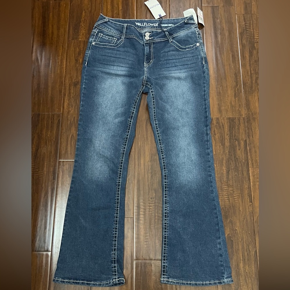 Dark blue low waist jeans with design on back pockets